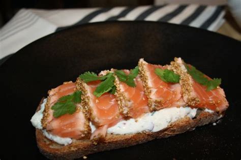 Bruschetta de saumon mi cuit aux graines de sésame huile de noisette