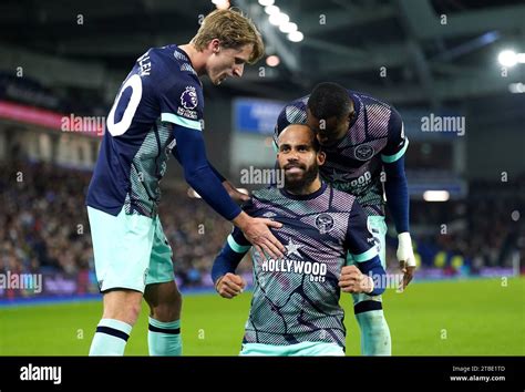 Brentfords Bryan Mbeumo Mitte Feiert Das Erste Tor Ihrer Mannschaft