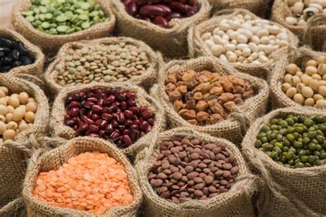 Legumes Secos Multicoloridos Em Saco De Saco Foto Premium