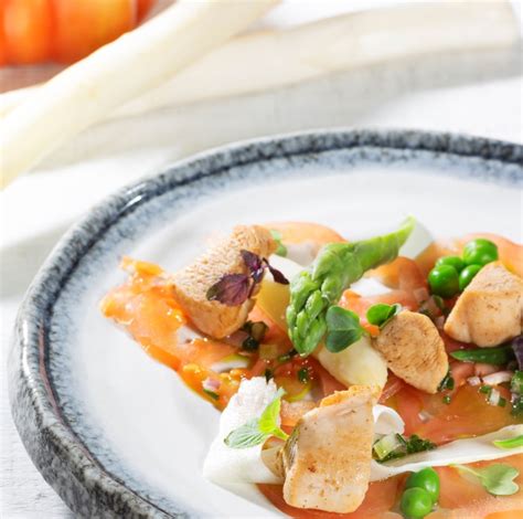 Filet Van Hoevekip Met Tomatencarpaccio Van Coeur De Boeuf En Asperges