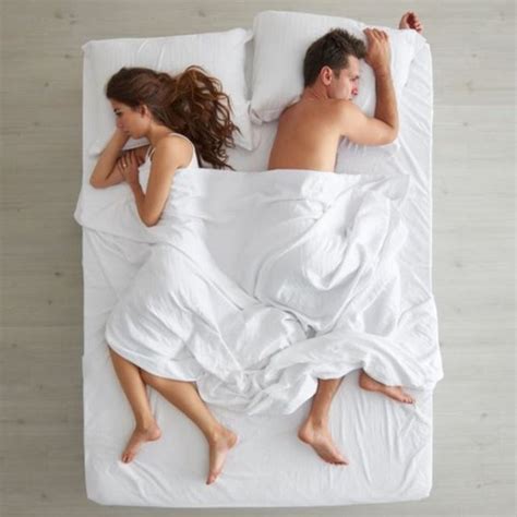 Top Pictures Hombres Con Hombre En La Cama Sharp