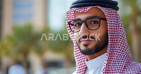 الاهتمام بالأناقة والمظهر الخارجي، صورة مقربة لرجل عربي خليجي سعودي مبتسم يرتدي الشماغ والثوب