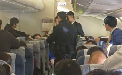 一女乘客有病航班返航 患者拒下机 其女：谁让返航了 航空安全 航空圈——航空信息、大数据平台