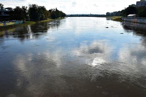 Odra w Opolu Woda zalała przystań na Pasiece i część Parku