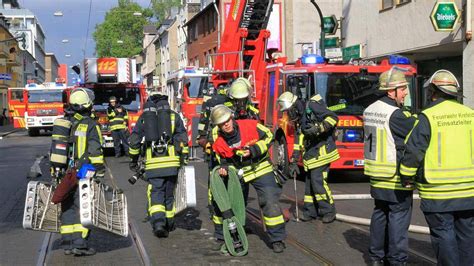 Krefeld Feuer Im Dachgeschoss Bewohner Rettet Sich