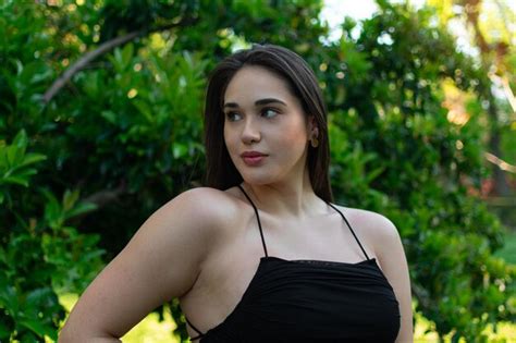 Retrato Hermoso Del Primer De La Mujer Joven Feliz Chica Guapa Modelo