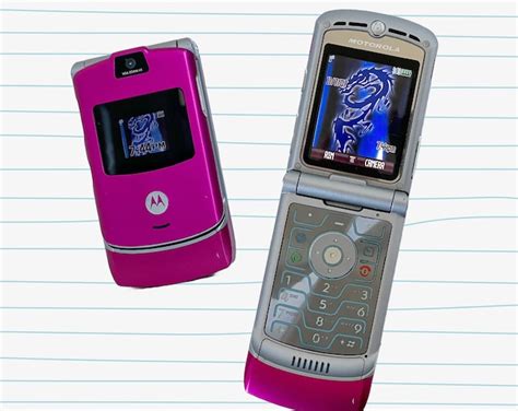 Powers On 2004 Motorola Razr V3 Pink Color Y2k Vintage Cell Phone 2000s Flip Phone Moto Etsy