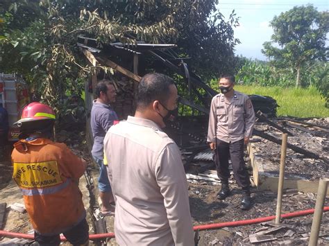 Diduga Korsleting Listrik Satu Unit Rumah Ludes Dilalap Api Kapolsek