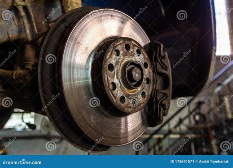 Cierre Del Disco De Freno De Coche En El Servicio De Coches Levantado