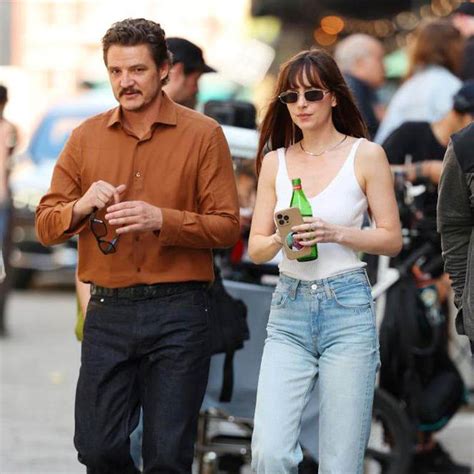 Romantica Hd El Apasionado Beso De Pedro Pascal Y Dakota Johnson En