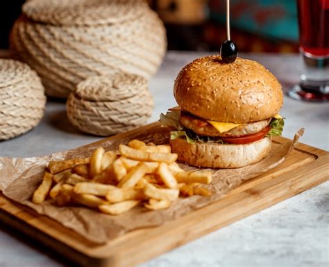 Mini Burger De Poulet Servi Avec Des Frites Photo Gratuite