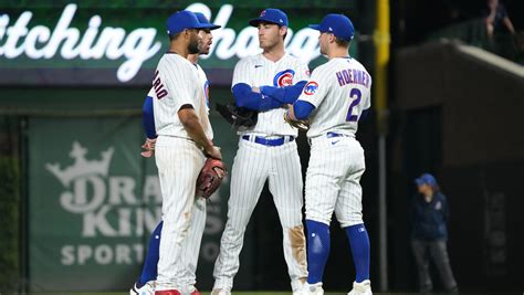 Cody Bellinger Hangs Out With Infielders At Wrigley Marquee Sports