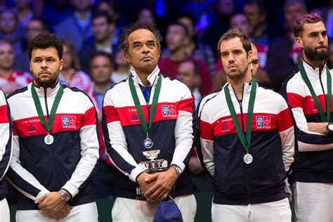 Photo Le capitaine de l équipe de France Yannick Noah entre Jo