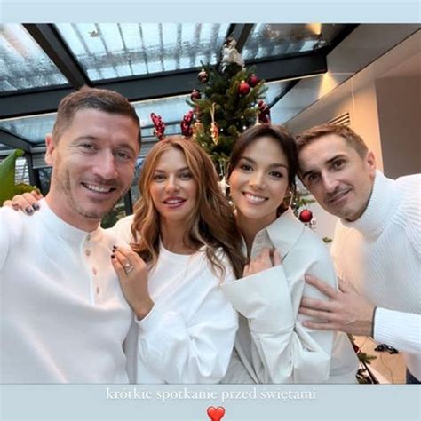 Anna i Robert Lewandowscy gotowi na Wigilię Zapozowali z córkami przy