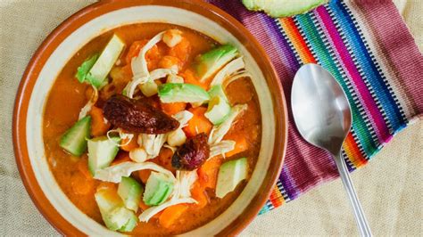 3 Recetas de caldos mexicanos para pasar la temporada de frío te