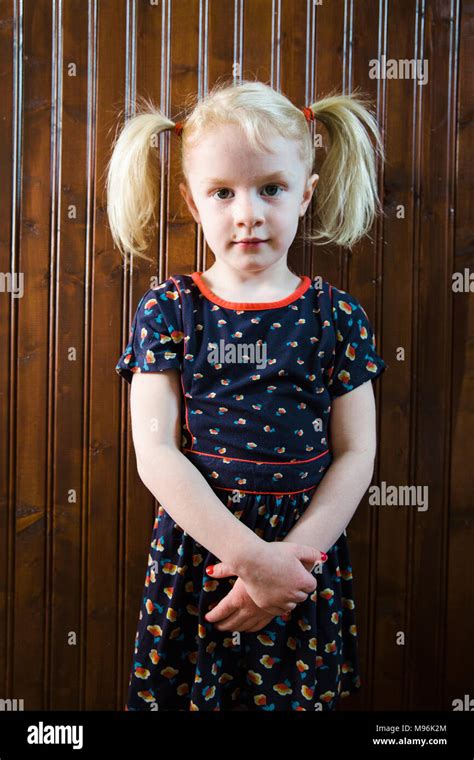 Girl With Pigtails Banque D Image Et Photos Alamy