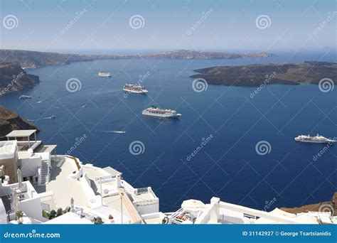 Navi Da Crociera Sul Mar Mediterraneo In Santorini Immagine Stock