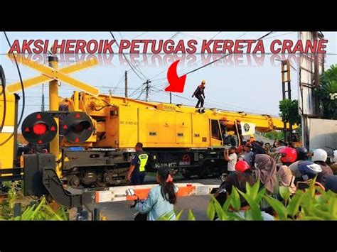 MOMEN LANGKA Pengawalan KLB Crane Kirow Di Perlintasan Kereta Api