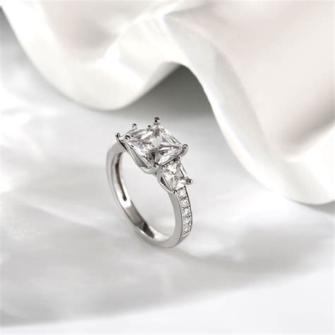 Jeulia Anillo Con Tres Piedras Simples De Talla Princesa En Plata De