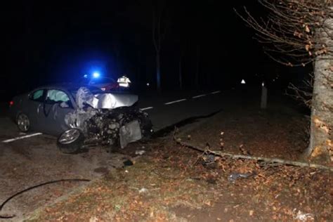 Der Schweizer Bauer Bmw Fahrer Rast Gegen B Ume