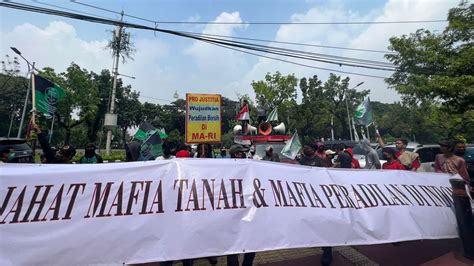 Puluhan Massa Demo Di Gedung MA Tuntut Modus Mafia Tanah Di Kota Makassar