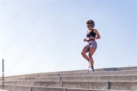 Foto De Strong African American Woman Running Down Stairs Outdoors Concept Of Sports And Active