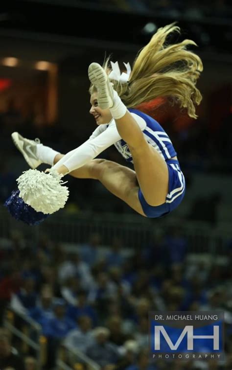 Kentucky Cheerleader Dynamicstretching Cheerleading Pictures Cheerleading Photos Cute