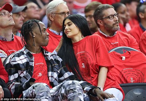 Pregnant Kylie Jenner Hides Her Bump In Oversized Top Daily Mail