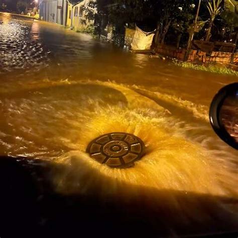 Chuva Alaga Ruas Estoura Tampa Da Rede De Drenagem E Deixa Moradores