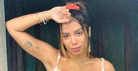 Anitta Rebola De Fio Dental Na Piscina E Bumbum Empinado Se Destaca