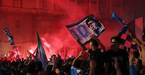 Napoli Morto Durante La Festa Scudetto I Parenti Devastano L Ospedale