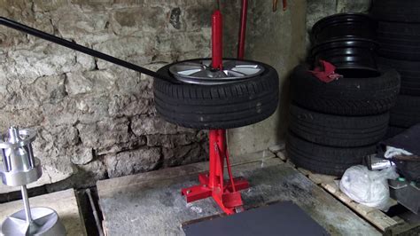 D Monte Pneu Manuel Manual Tire Changer Youtube