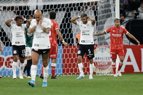 Corinthians Sofre Gol Cedo E Melhora No Segundo Tempo Mas Perde Na