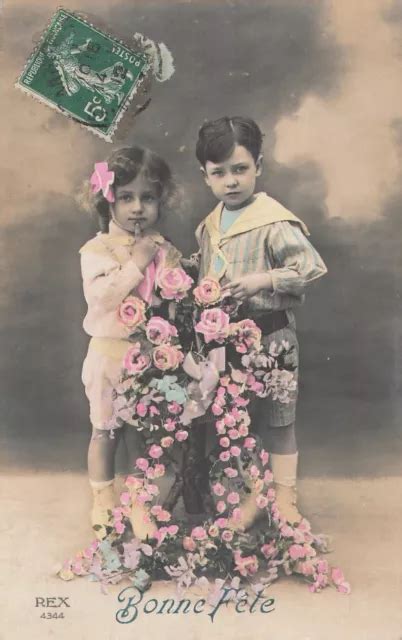 Cp Bonne Fete Petite Fille Et Garcon Posant Avec Roses Fleurs Eur