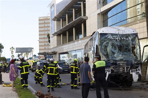 Las imágenes del accidente mortal de un autobús en Cádiz