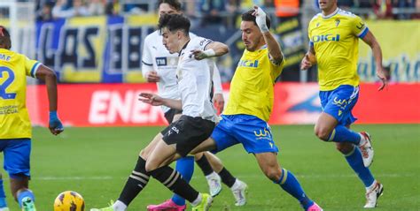 LaLiga Valencia golea al Cádiz y se acerca a los puestos europeos