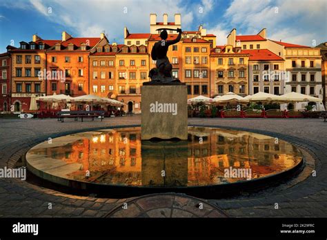 Syrenka Statue On Old Town Market Square In Warsaw Hi Res Stock