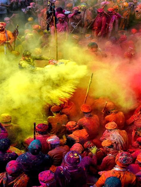 Holi 2023 देश अलग अलग हिस्सों में दिखता है होली का अलग रंग