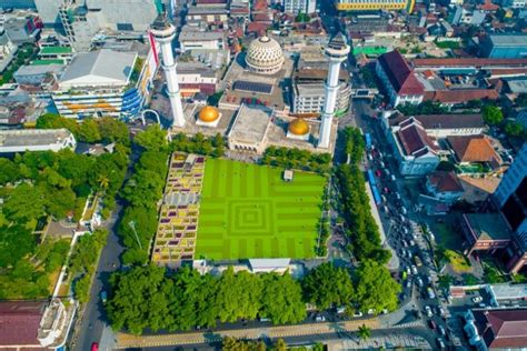 Alun Alun Bandung Wisata Murah Meriah Dengan Aneka Jajanan