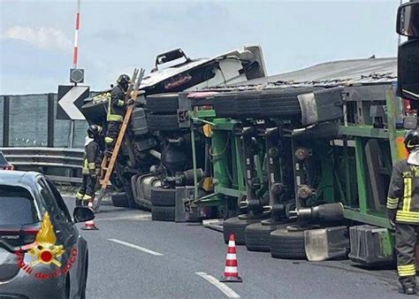 Camion Ribaltato A Busto Arsizio Sullo Svincolo Della A8 VareseNews