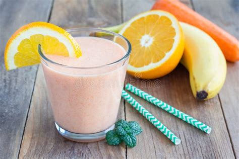 Smoothie Met Wortel Banaan Sinaasappel En Yoghurt Stock Foto Image