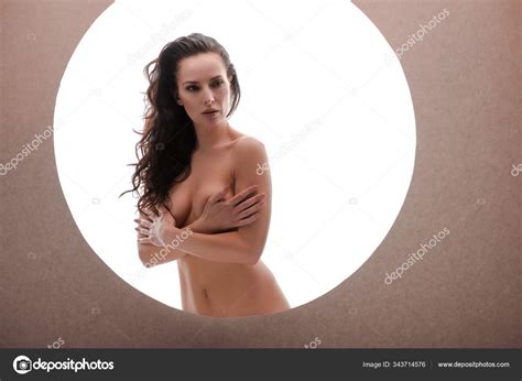 Sexy Mujer Desnuda Oscureciendo Pecho Aislado Blanco Círculo