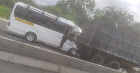 Colision De Buseta Contra Vagoneta Deja Una Persona Fallecida