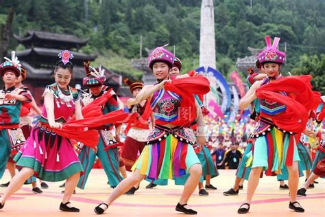 重庆彭水：万名苗家人 同舞“踩花山” 人民图片网