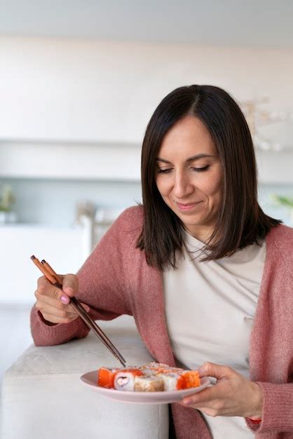 Página 2 Mulher Comendo Sushi Imagens Download Grátis no Freepik