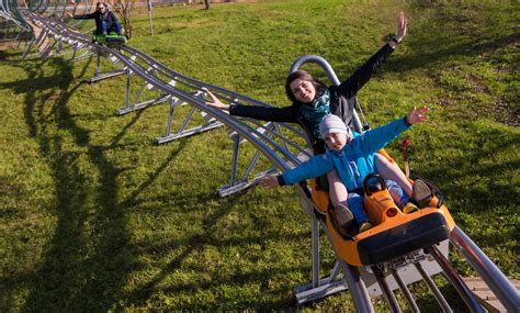 suecia 2022 joven madre e hijo conduciendo una montaña rusa alpina