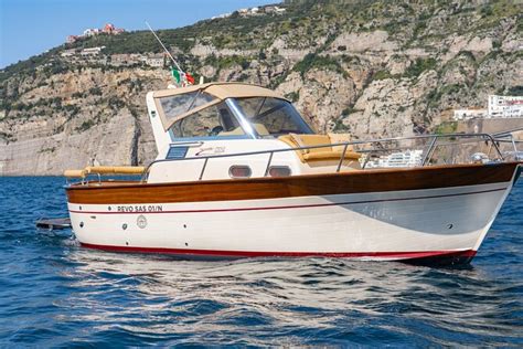 Paseo Privado En Barco Por Capri Desde Positano En Sorrentine Gozzo