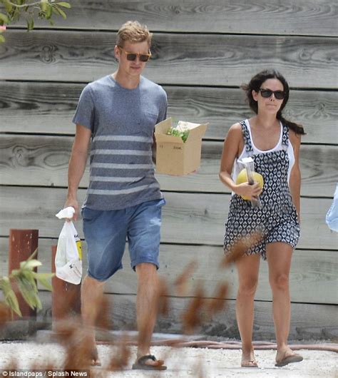 Rachel Bilson Shows Off Tiny Bump With Hayden Christensen In Barbados Daily Mail Online