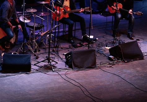 Grupo Musical Tocando En El Escenario Foto Premium