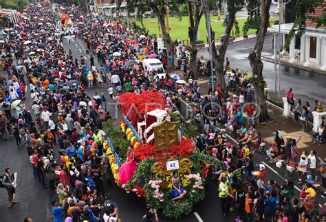 PARADE BUDAYA DAN BUNGA SURABAYA ANTARA Foto